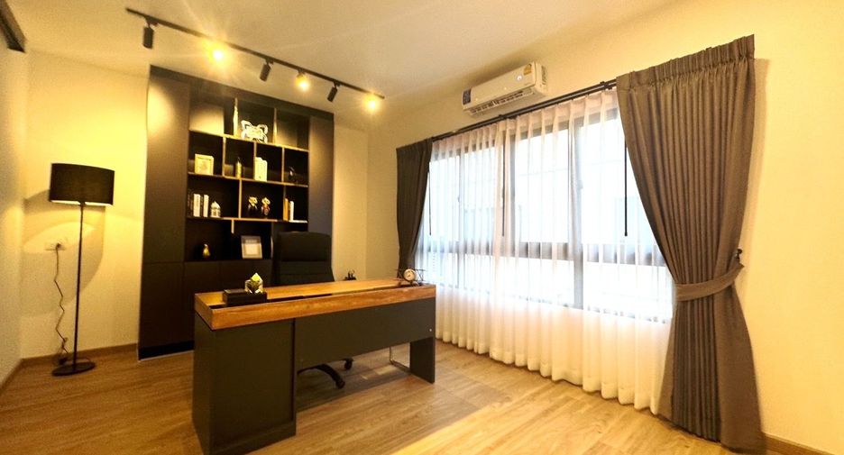 For rent 3 bedrooms townhouse in Saphan Sung, Bangkok