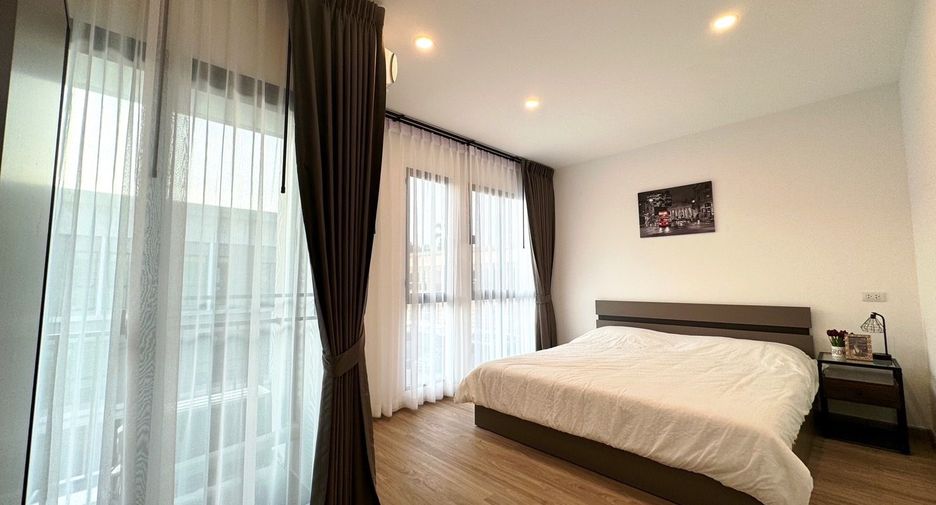 For rent 3 bedrooms townhouse in Saphan Sung, Bangkok