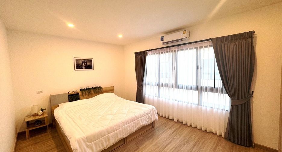 For rent 3 bedrooms townhouse in Saphan Sung, Bangkok