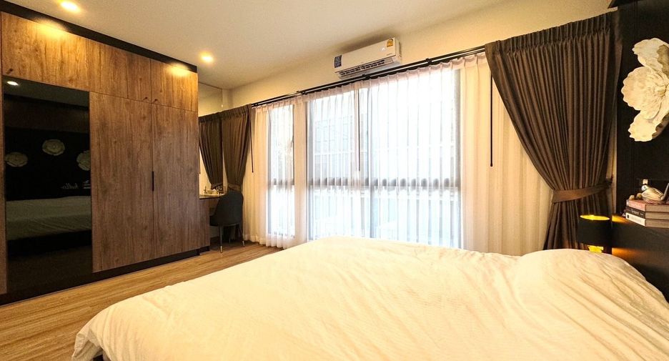 For rent 3 bedrooms townhouse in Saphan Sung, Bangkok