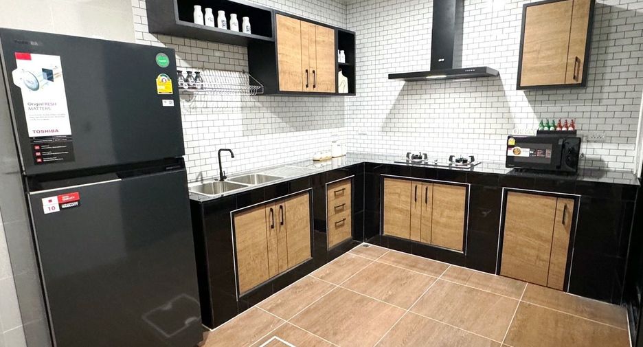 For rent 3 bedrooms townhouse in Saphan Sung, Bangkok