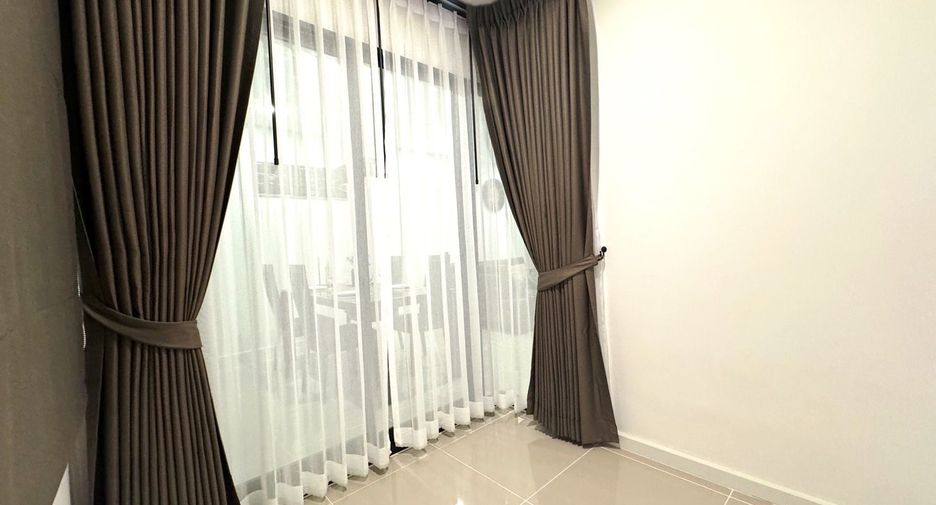 For rent 3 bedrooms townhouse in Saphan Sung, Bangkok