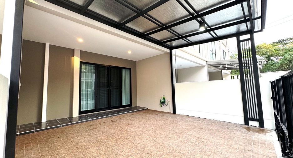 For rent 3 bedrooms townhouse in Saphan Sung, Bangkok