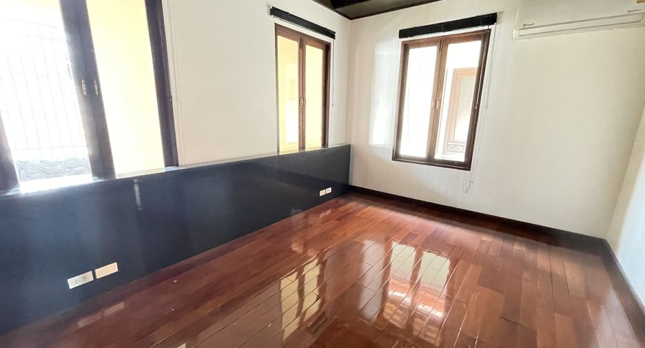 For rent 3 bedrooms house in Khlong Toei, Bangkok