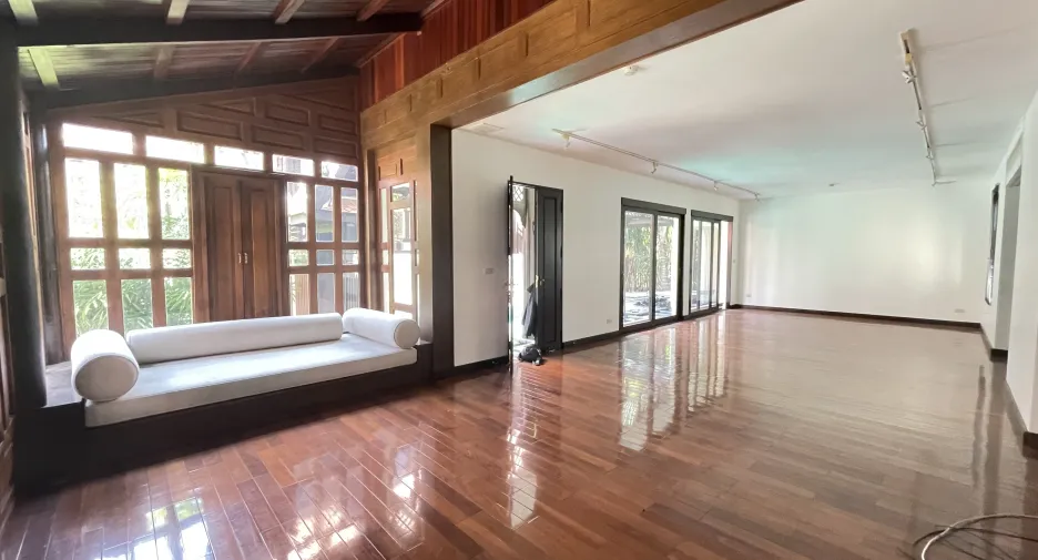 For rent 3 bedrooms house in Khlong Toei, Bangkok