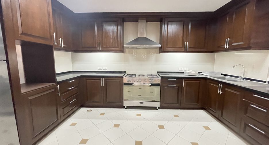 For rent 3 bedrooms house in Khlong Toei, Bangkok