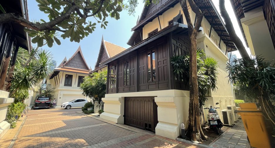 For rent 3 bedrooms house in Khlong Toei, Bangkok