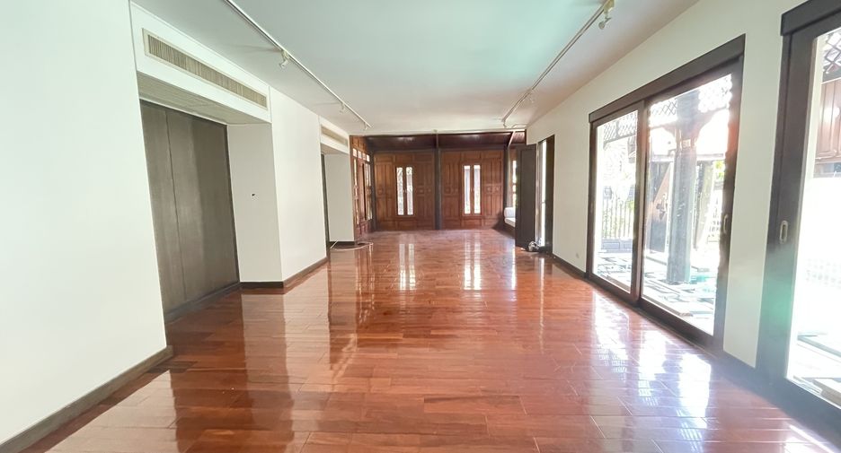 For rent 3 bedrooms house in Khlong Toei, Bangkok