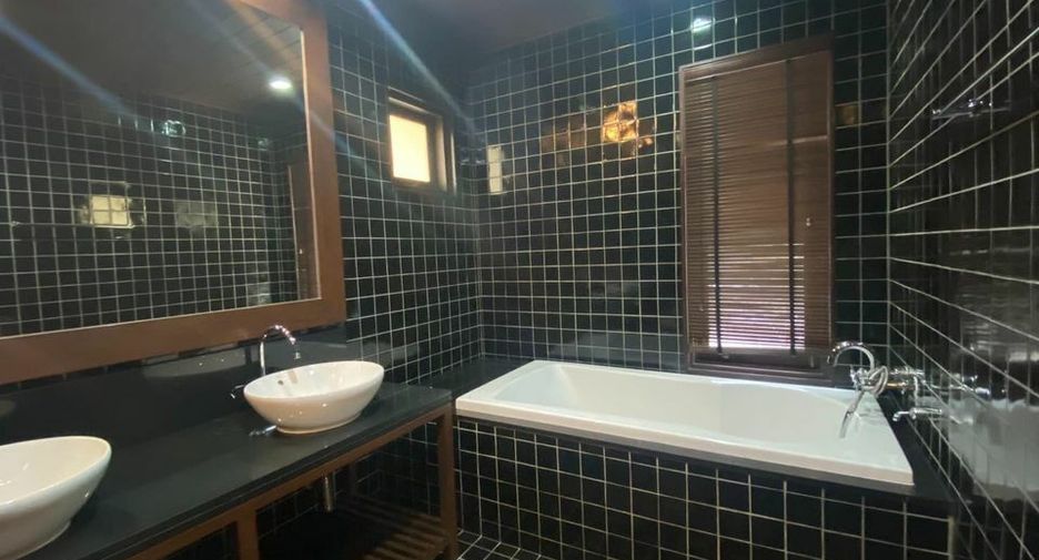 For rent 3 bedrooms house in Khlong Toei, Bangkok