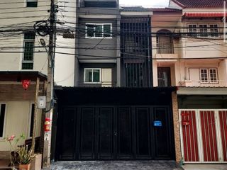 For rent 3 bedrooms townhouse in Bang Na, Bangkok