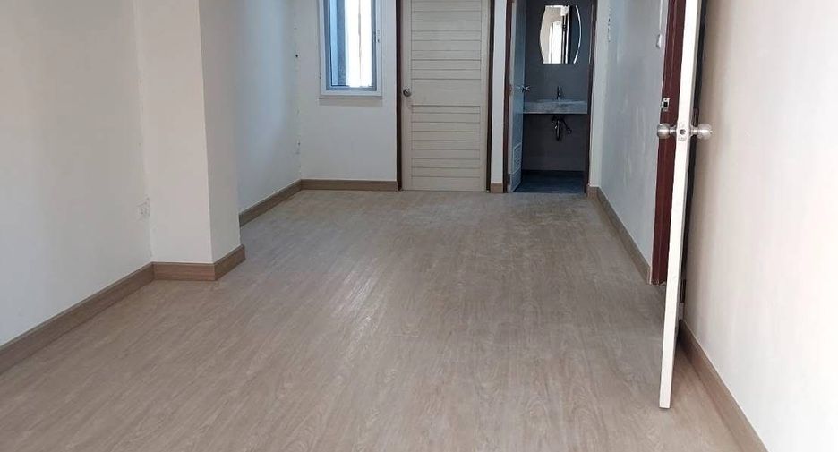 For rent 3 bedrooms townhouse in Bang Na, Bangkok