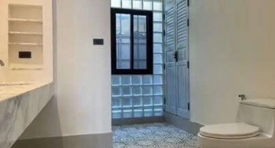 Gewerbefläche zur Miete mit 3 Zimmer in Watthana, Bangkok