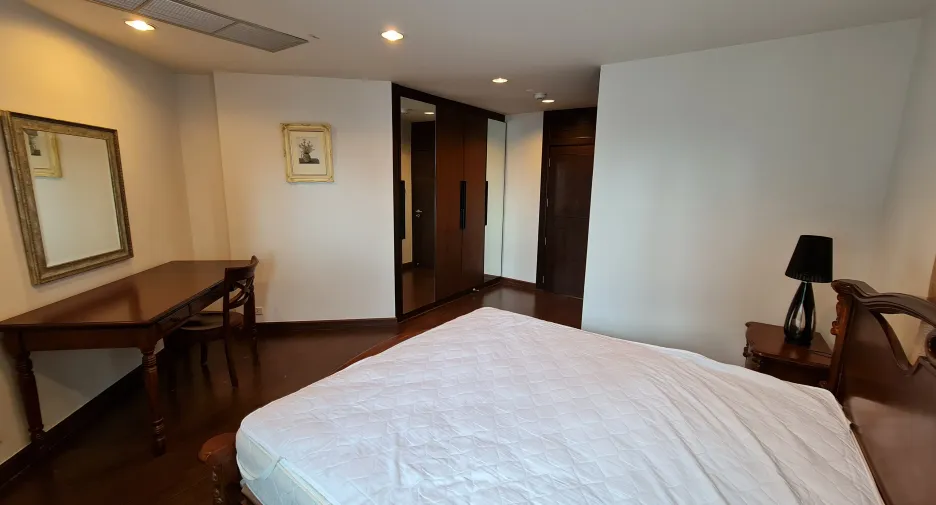 For rent 3 bedrooms condo in Sathon, Bangkok