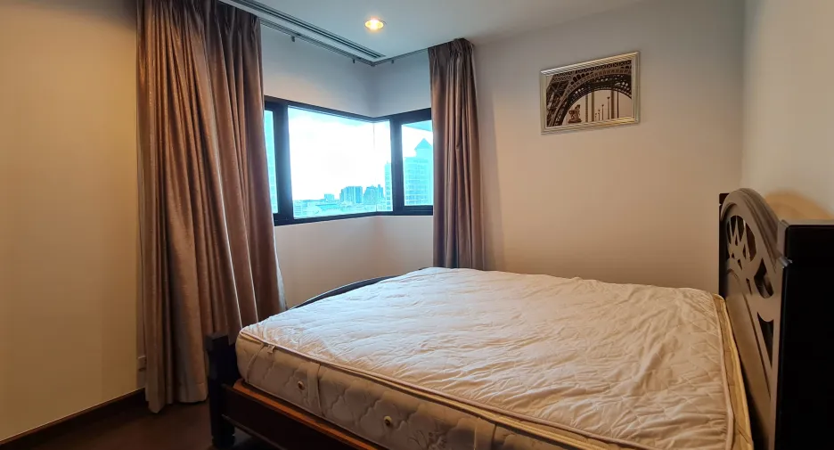 For rent 3 bedrooms condo in Sathon, Bangkok