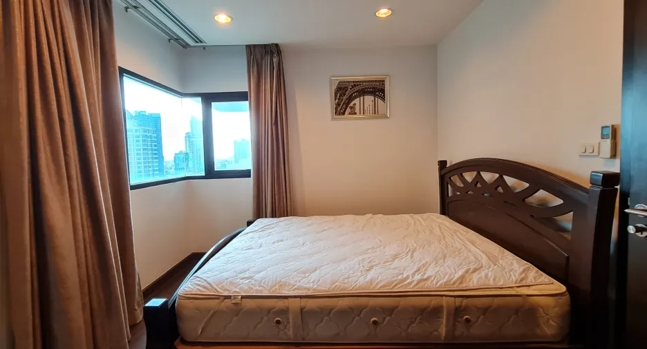 For rent 3 bedrooms condo in Sathon, Bangkok