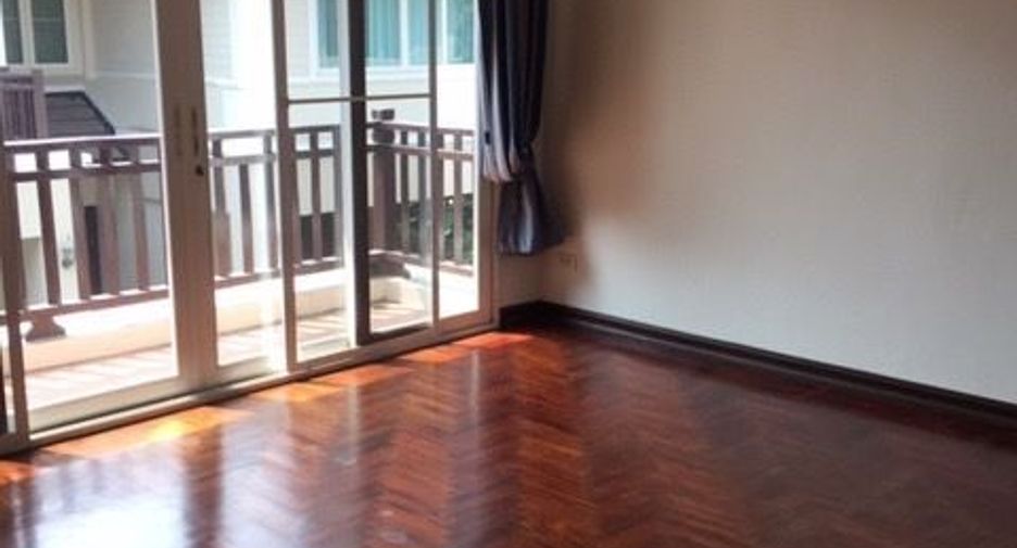 For rent 4 bedrooms house in Khlong Toei, Bangkok