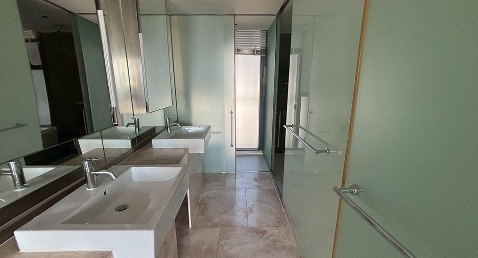 For rent 3 bedrooms condo in Sathon, Bangkok