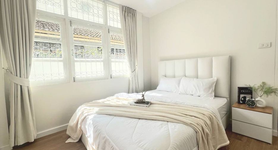 For rent 4 bedrooms house in Huai Khwang, Bangkok