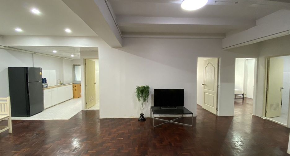 For rent 3 bedrooms condo in Huai Khwang, Bangkok