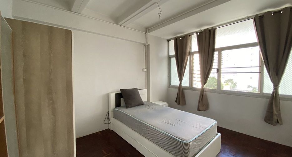 For rent 3 bedrooms condo in Huai Khwang, Bangkok