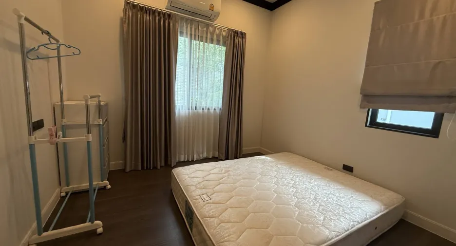 For rent 4 bedrooms townhouse in Bang Kapi, Bangkok