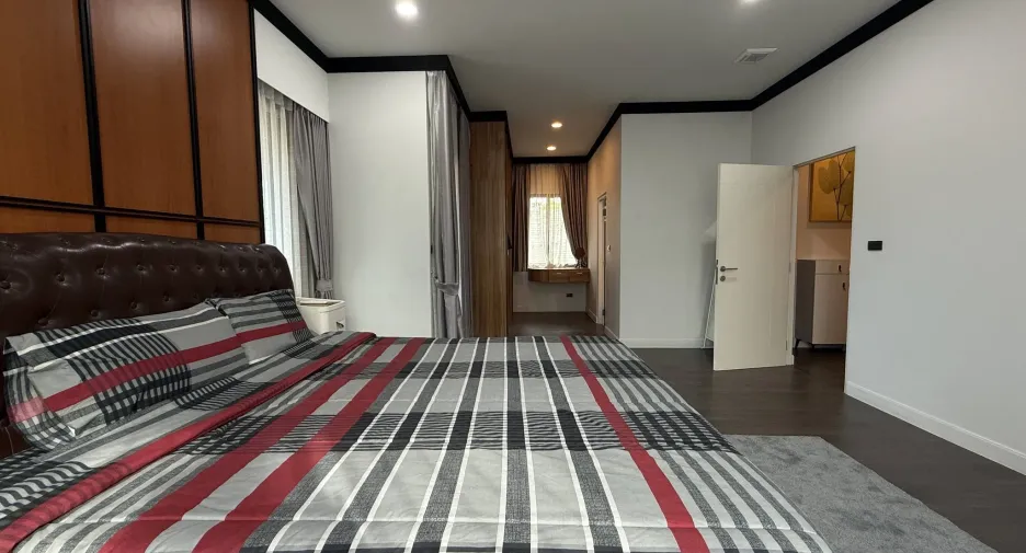 For rent 4 bedrooms townhouse in Bang Kapi, Bangkok