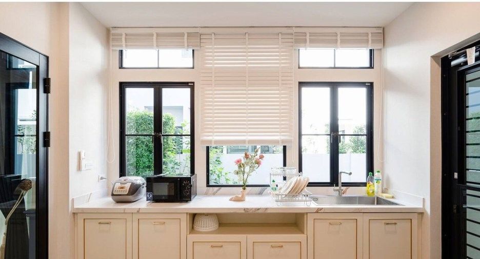 For rent 4 bedrooms apartment in Saphan Sung, Bangkok