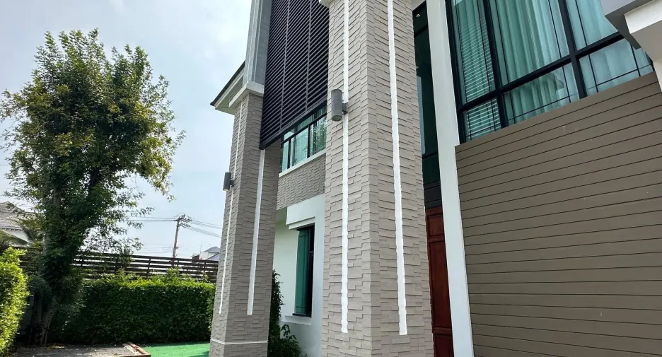 For rent 4 bedrooms townhouse in Bang Bon, Bangkok