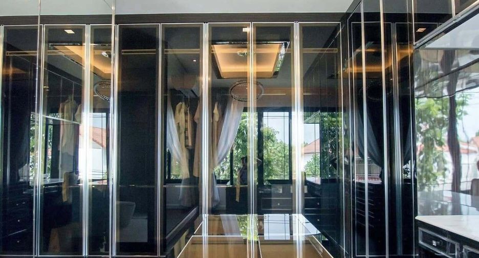 For rent 4 bedrooms townhouse in Bang Bon, Bangkok