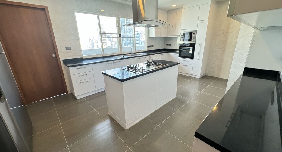 For rent 4 bedrooms apartment in Khlong Toei, Bangkok