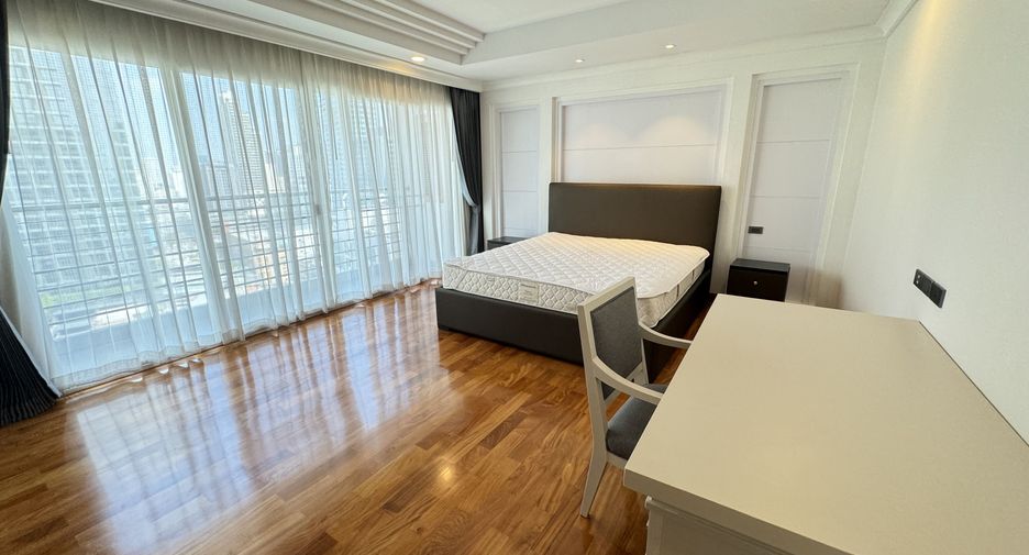 For rent 4 bedrooms apartment in Khlong Toei, Bangkok