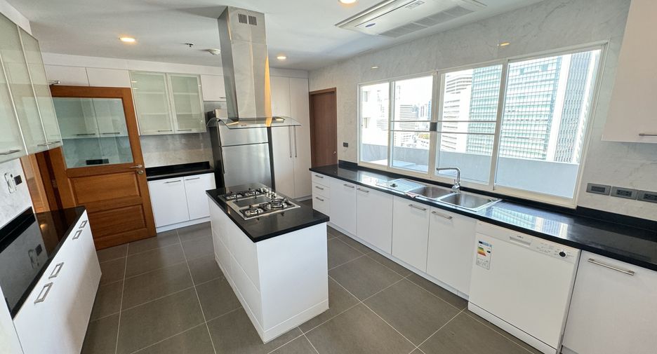 For rent 4 bedrooms apartment in Khlong Toei, Bangkok