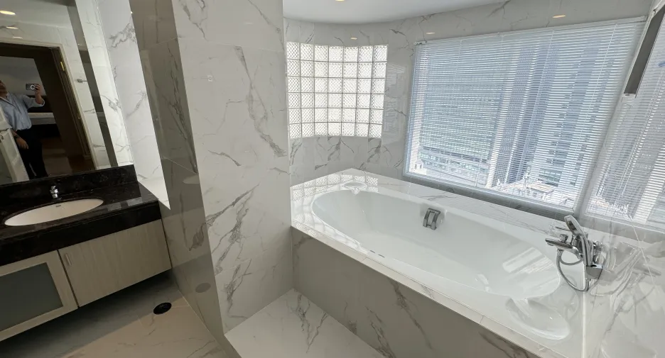 For rent 4 bedrooms apartment in Khlong Toei, Bangkok