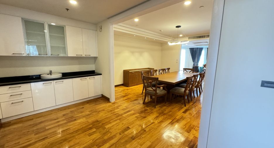 For rent 4 bedrooms apartment in Khlong Toei, Bangkok