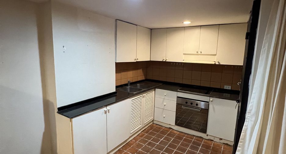 For rent 2 bedrooms apartment in Khlong Toei, Bangkok