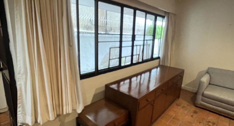 For rent 2 bedrooms apartment in Khlong Toei, Bangkok