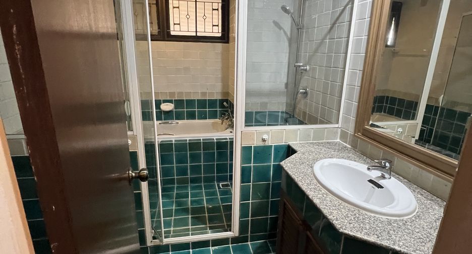 For rent 2 bedrooms apartment in Khlong Toei, Bangkok