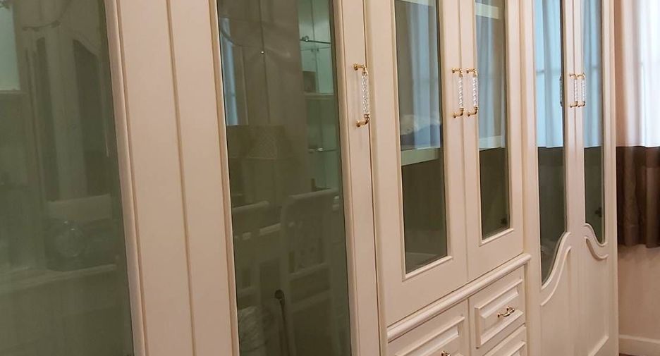 À louer 4 chambres maison de ville à Bang Kho Laem, Bangkok