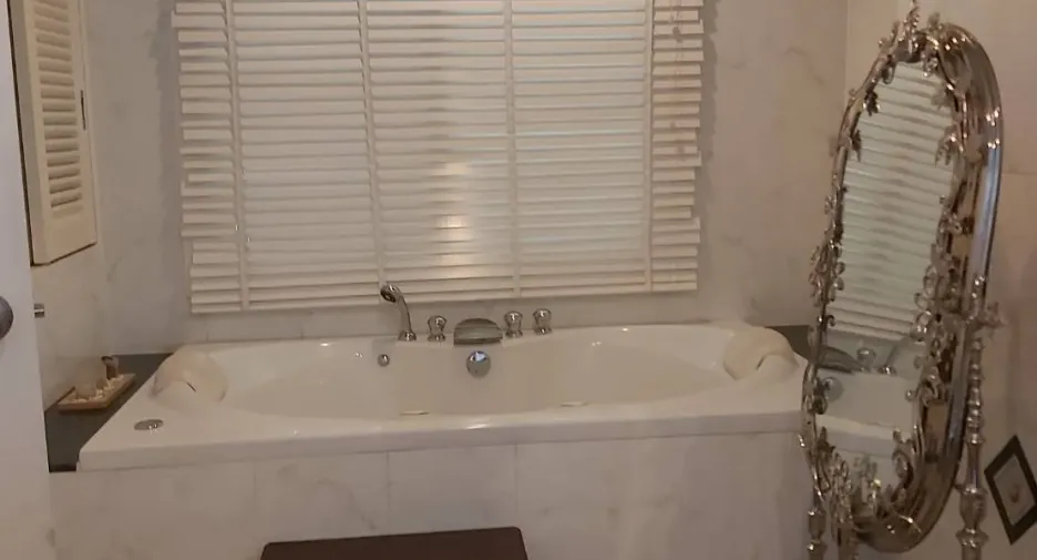 For rent 4 bedrooms townhouse in Bang Kho Laem, Bangkok