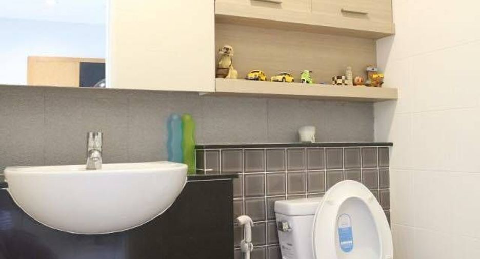 For rent 3 bedrooms townhouse in Phra Khanong, Bangkok