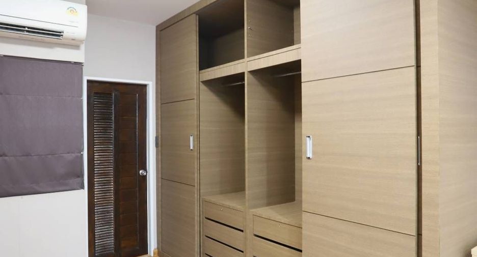 For rent 3 bedrooms townhouse in Phra Khanong, Bangkok