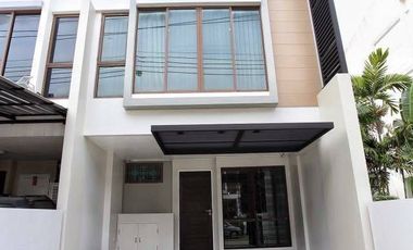 Casa adosada en alquiler de 3 habitaciones en Phra Khanong, Bangkok