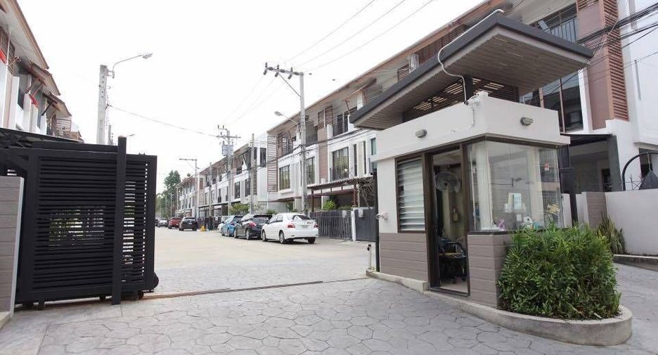 For rent 3 bedrooms townhouse in Phra Khanong, Bangkok