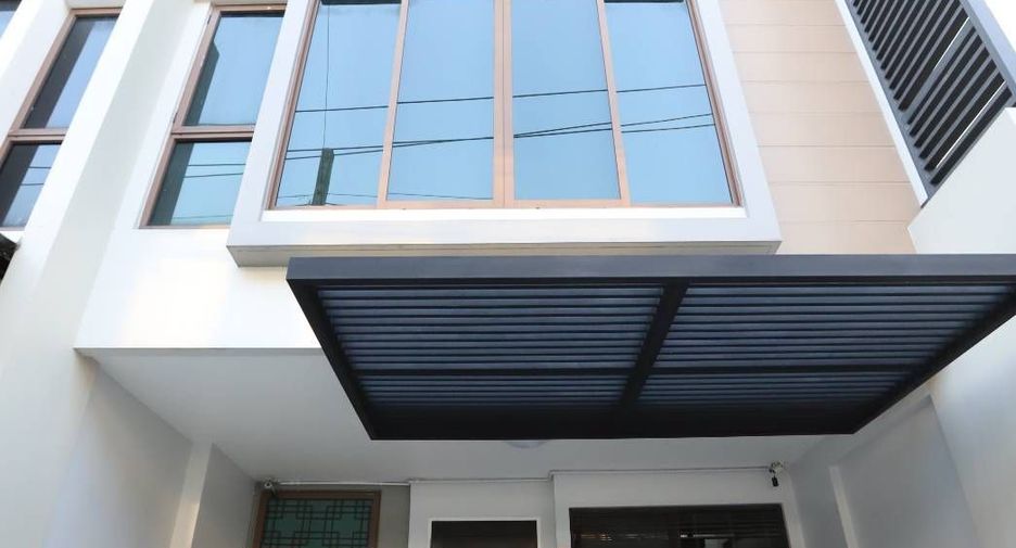 For rent 3 bedrooms townhouse in Phra Khanong, Bangkok