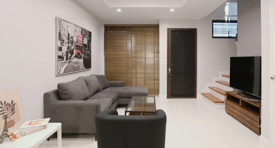 For rent 3 bedrooms townhouse in Phra Khanong, Bangkok