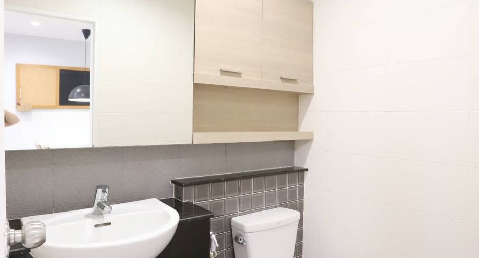 For rent 3 bedrooms townhouse in Phra Khanong, Bangkok