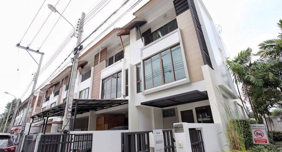 For rent 3 bedrooms townhouse in Phra Khanong, Bangkok