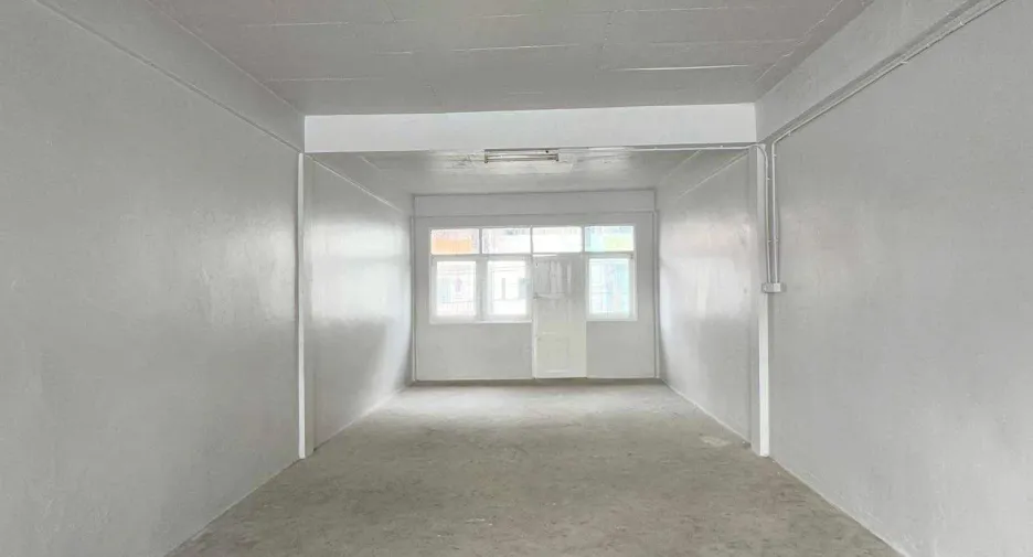 For rent 2 bedrooms retail Space in Huai Khwang, Bangkok