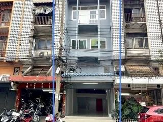 Gewerbefläche zur Miete mit 2 Zimmer in Huai Khwang, Bangkok