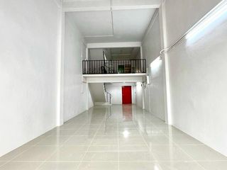 Gewerbefläche zur Miete mit 2 Zimmer in Huai Khwang, Bangkok